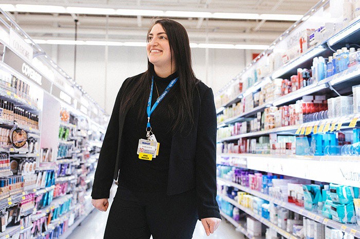 Female Walmart store manager. Femme gérante de magasin Walmart.